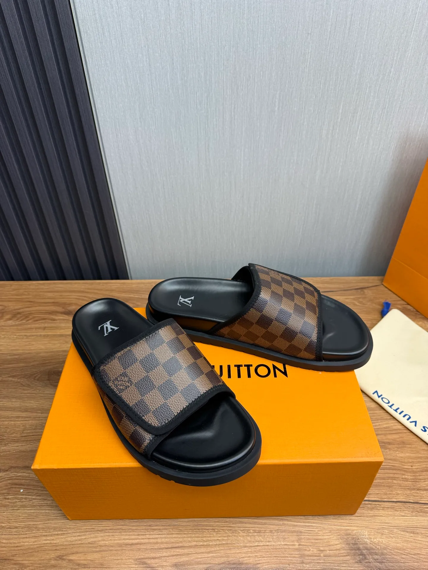 Men's shoes 💰340💰 ▪️LV's popular Little Red Book popular slippers hot sale: 1 shipment✅ Super textured and comfortable slippers, original TPU outsole. Authentic counter box drawer box packaging 🎁Size 38-45